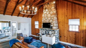 Een televisie, een open haard en videogames