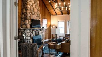 Een televisie, een open haard en videogames