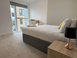 Apartment | 2 bedrooms, desk, Internet - Modern 2 bed With Parking - Grand Exchange Bracknell (Bracknell)