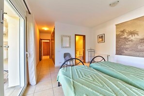 5 slaapkamers, een strijkplank/strijkijzer, reisbedje, gratis wifi