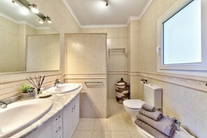 Een douche, een haardroger, een bidet, handdoeken