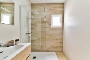 Shower, hair dryer, bidet, towels