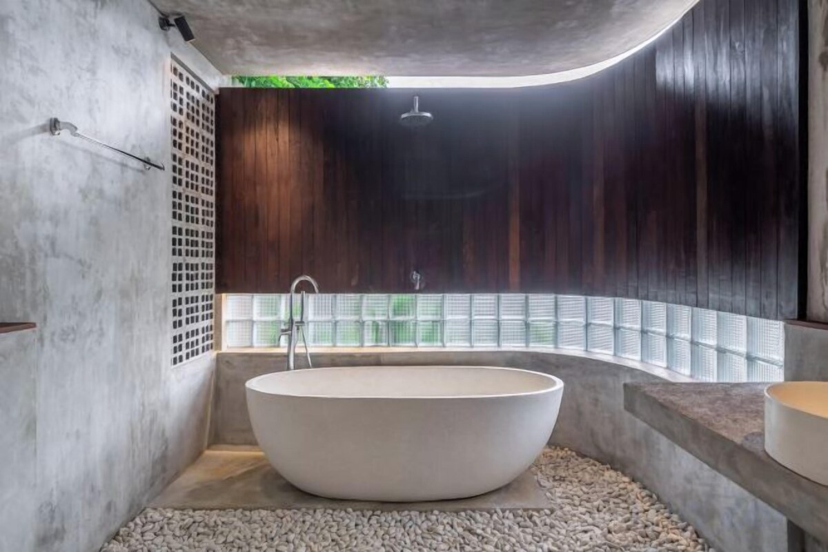 Bathroom | Combined shower/bathtub, rainfall showerhead, hair dryer, bathrobes
