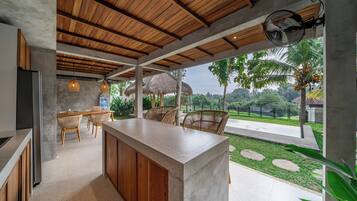 Frigorífico, placa de cocina, hervidor eléctrico y utensilios de cocina