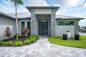 Exterior - Morning Glory - Walking Distance to Surfside Shops (Cape Coral)