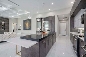 ثلاجة، ميكروويف، فرن، موقد طهي مسطح