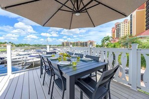 Outdoor dining - The Funky Fish Shack - Marina View with Boat Slip (Cape Coral)