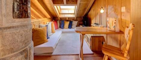 Fernseher, DVD-Player, Bücher, Stereoanlage