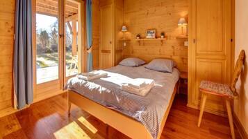 4 bedrooms, desk, iron/ironing board, free WiFi