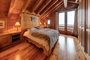 4 bedrooms, desk, iron/ironing board, free WiFi