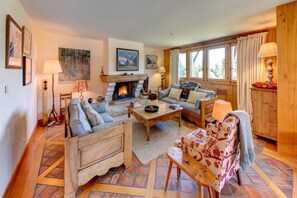 Televisión, reproductor de DVD, libros y estéreo 