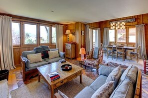 Televisión, reproductor de DVD, libros y estéreo 