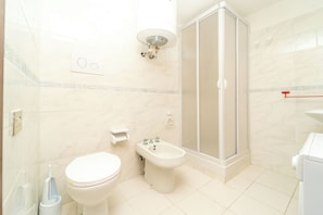 Haartrockner, Bidet, Handtücher
