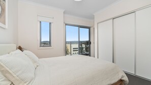 4 bedrooms, WiFi, bed sheets - Martha Cove Retreat with Pool Access (Safety Beach)