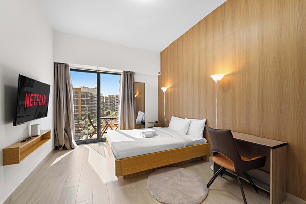 1 camera, una cassaforte in camera, una scrivania, ferro/asse da stiro