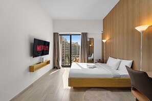 1 camera, una cassaforte in camera, una scrivania, ferro/asse da stiro