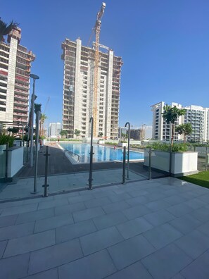 Een buitenzwembad en een verwarmd zwembad