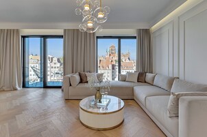 Superior Apartment | Hypo-allergenic bedding, individually decorated, individually furnished