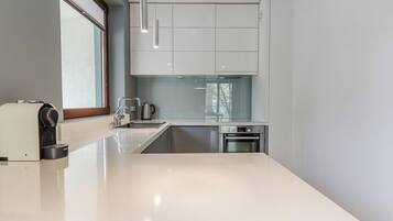 Apartment | Private kitchenette | Electric kettle