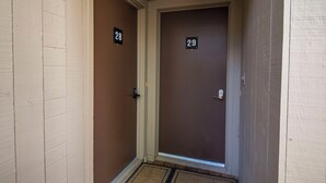 Pasillo con dos puertas, numeradas 28 y 29, que dan a habitaciones individuales.
