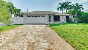 Unclassified image, 4 of 27, button - Pet-friendly Home w/ Fenced Yard in Cape Coral (Cape Coral)
