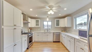 House (3 Bedrooms) | Interior