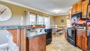 House (3 Bedrooms) | Interior