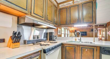 3 Mi to Lake Michigan: Pet-friendly Home!