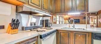 3 Mi to Lake Michigan: Pet-friendly Home!