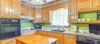 Inviting Vicksburg Home w/ Patio + Charcoal Grill!