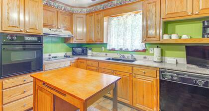 Inviting Vicksburg Home w/ Patio + Charcoal Grill!