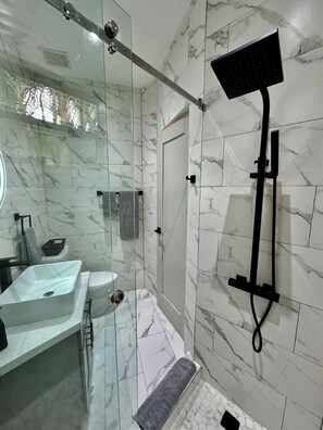 Regadera, secadora de cabello, toallas 