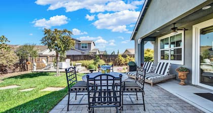 1 Mi to Dtwn Winters: Home w/ Fire Pit & Patio!