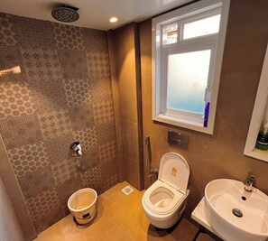 A bathroom with a shower, toilet, and sink. - Scarlet By Stellar Stays (Mawal)