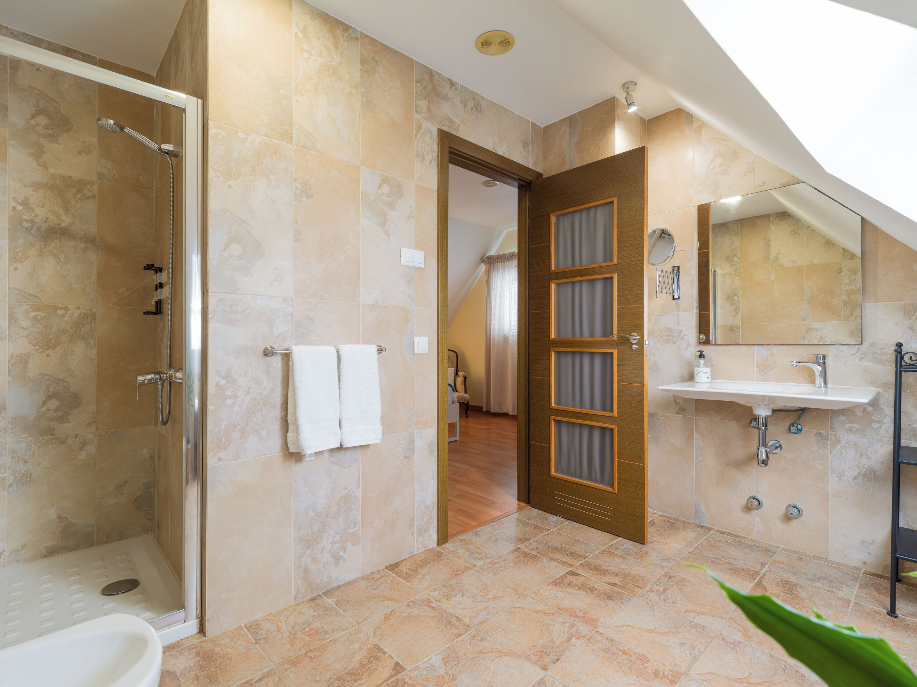 Toallas, jabón, shampoo, papel de baño 