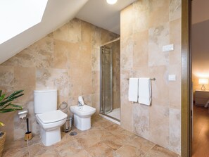 Towels, soap, shampoo, toilet paper - CITY FAMILY. TOMAS MILLER (Las Palmas de Gran Canaria)