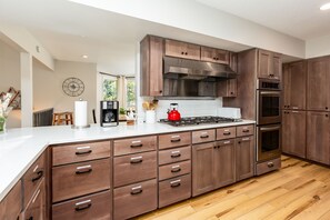 Fridge, microwave, oven, stovetop - NEWB07-Family-Friendly Sunriver Retreat | Hot Tub, A/C, Dog-Friendly, Sleeps 10 (Sunriver)