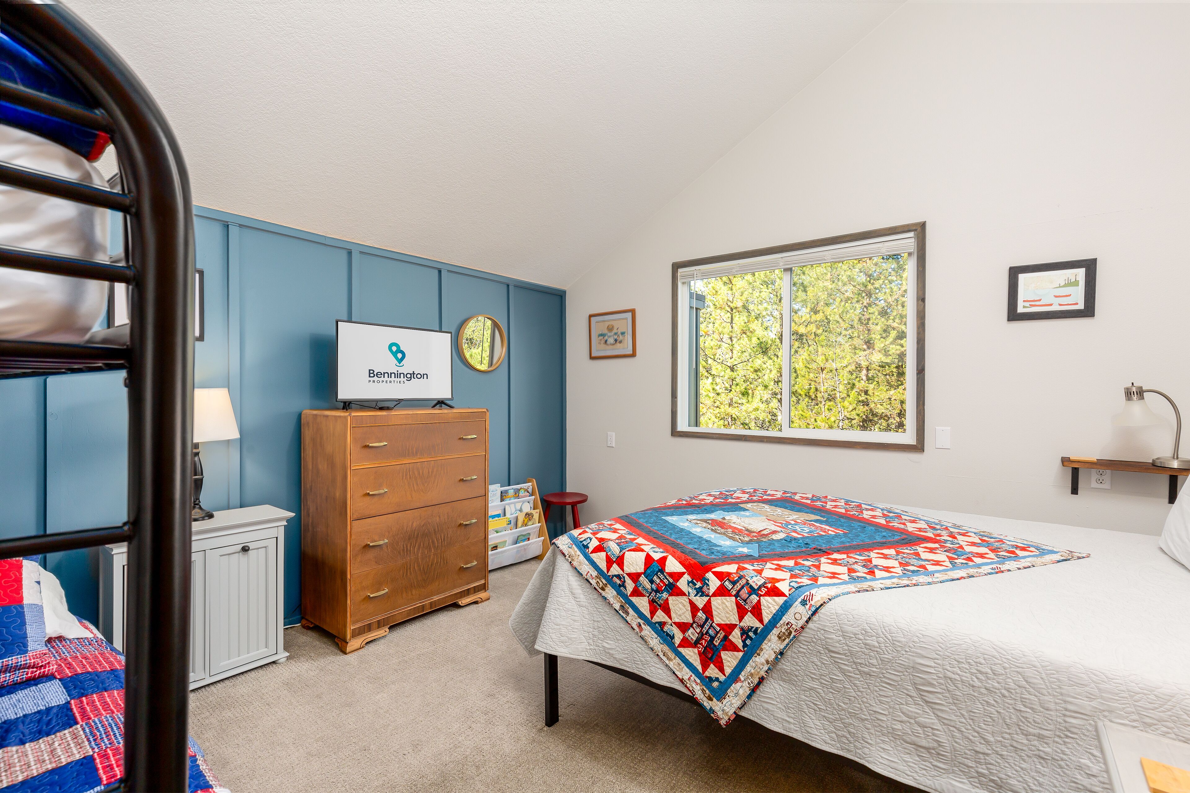 Un dormitorio con cama, cómoda y ventana.