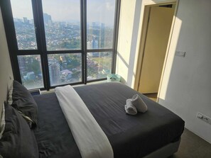 3 habitaciones, tabla de planchar con plancha, wifi y ropa de cama 