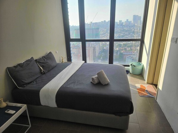 3 habitaciones, tabla de planchar con plancha, wifi y ropa de cama 