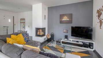 Télévision, cheminée