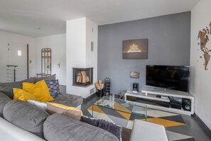 TV, fireplace