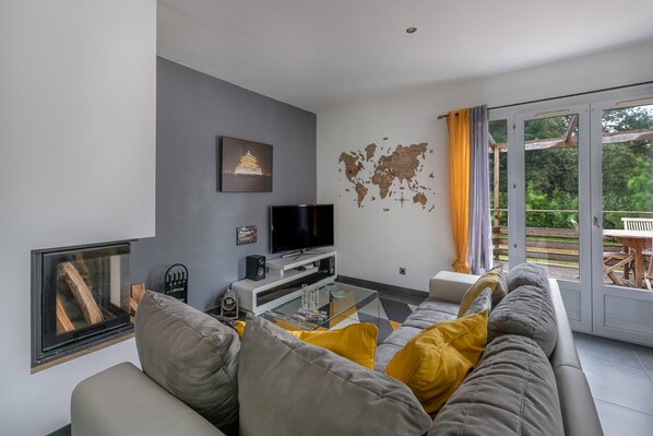 TV, fireplace