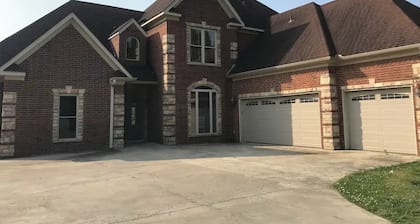 Spacious 5-bedroom house in lovely Blytheville with WiFi, fitness room