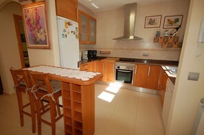 Fridge, microwave, oven, stovetop - SAONA VILLAS (VN LAURE): villa 8 people, private pool, wifi, beach 3.5 km (Les Tres Cales)