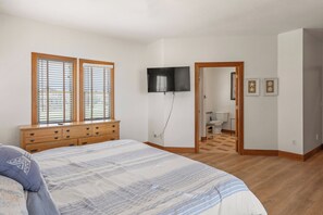 6 bedrooms, iron/ironing board, WiFi, bed sheets
