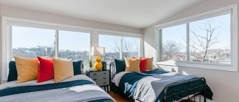 4 bedrooms, iron/ironing board, WiFi, bed sheets