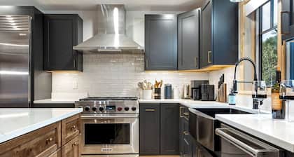 Sunday River, sleeps 14, gym, chefs' kitchen, hot tub, game room, firepit, AC