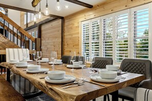 Dining - Sunday River, sleeps 14, gym, chefs' kitchen, hot tub, game room, firepit, AC (Newry)