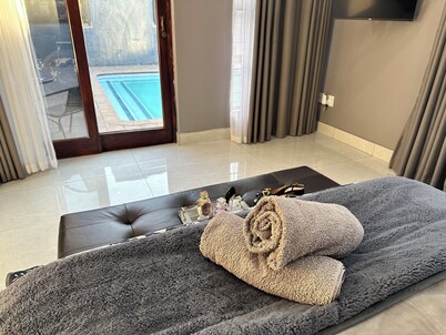 Modern lovely 3 bedroom retreat with pool and kitchen with essentials